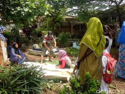 TPU Cikaret Bogor Longsor, 3 Jenazah Keluar dari Makam