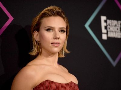 Gaya Seksi Scarlett Johansson di Peoples Choice Awards 2018