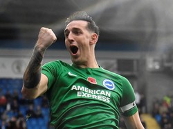 Kapten Brighton, Lewis Dunk, mencetak satu gol tapi sayangnya timnya kalah 1-2 dari Cardiff City. (REUTERS)