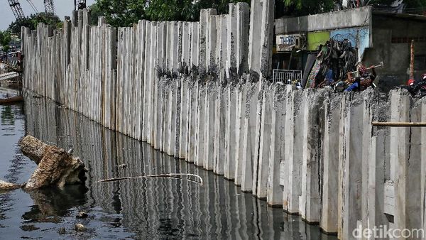 Penampakan Turap Antisipasi Banjir di Kali Sentiong, Kok Gitu ya?