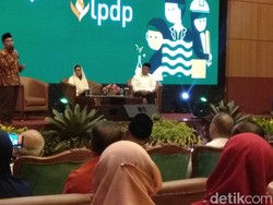 Berkerudung, Sri Mulyani dan Menag Luncurkan Beasiswa untuk Santri