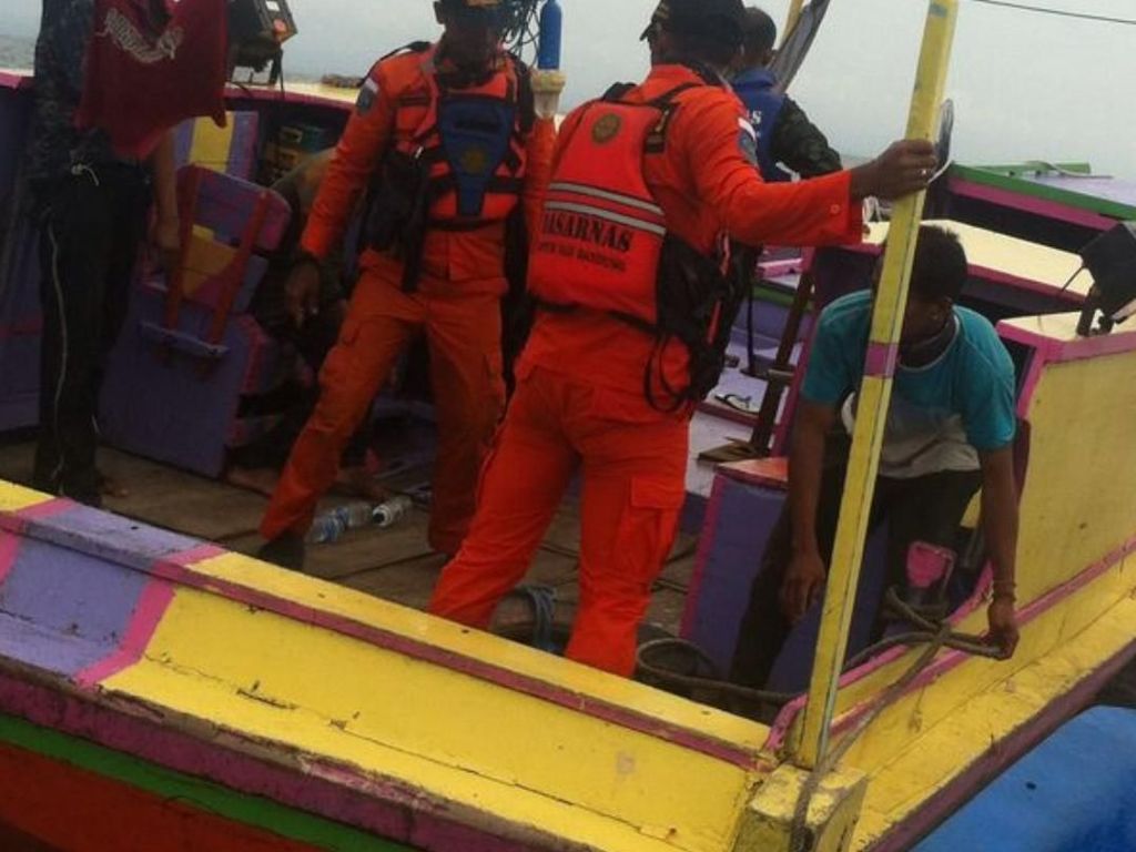 Seluruh Nelayan Terombang Ambing di Perairan Sukabumi Dievakuasi Seluruh Nelayan Terombang Ambing di Perairan Sukabumi Dievakuasi