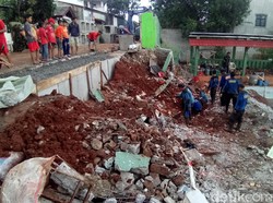 4 Orang Luka Akibat Longsor di Depok, Material Dibersihkan