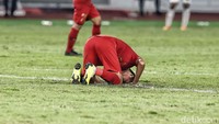 Salah satu pemain timnas sujud syukur di tengah lapangan setelah berhasil mengalahkan Timor Leste dengan skor 3-1.