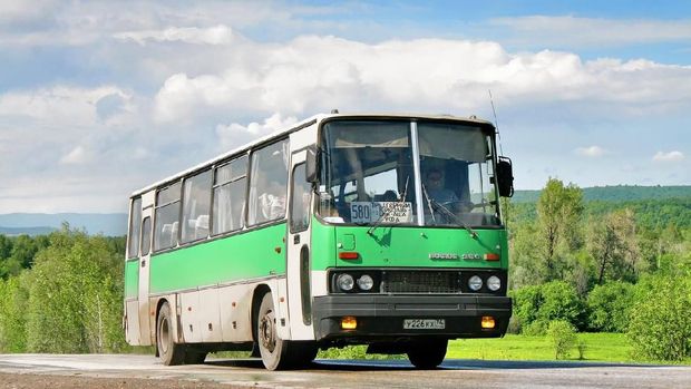 Metromini dan Jalan Panjang Bus Sedang di Ibu Kota (opening)