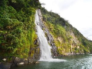 Resep Awet Muda: Mandi di Air Terjun Binangalom