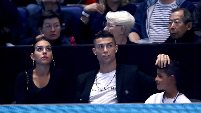 LONDON, ENGLAND - NOVEMBER 12:  Cristiano Ronaldo, his girlfriend Georgina RodrÃ­guez and son Cristiano Ronaldo Jr. watch on during the singles round robin match between Novak Djokovic of Serbia and John Isner of The United States during Day Two of the Nitto ATP World Tour Finals at The O2 Arena on November 12, 2018 in London, England.  (Photo by Julian Finney/Getty Images)