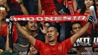 Mereka terus meneriakkan yel-yek dukungan dengan membentangkan syal bertuliskan Indonesia.