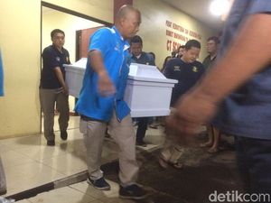Tangis Kerabat Saat Korban Pembunuhan Bekasi Dibawa ke Gereja Tangis Kerabat Saat Korban Pembunuhan Bekasi Dibawa ke Gereja