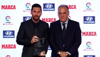 Lionel Messi berpose bersama Preisden La Liga, Javier Tebas. (Foto: Albert Gea/Reuters)