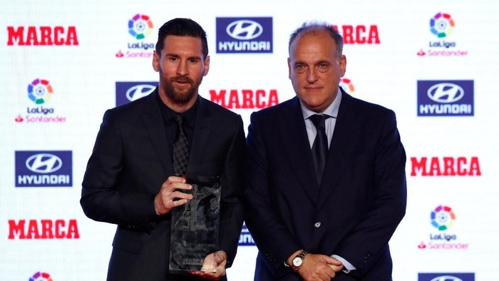 Soccer Football - Marca Football Awards - Convent Dels Angels, Barcelona, Spain - November 12, 2018   Barcelonas Lionel Messi poses with the Alfredo Di Stefano Award and La Liga President Javier Tebas   REUTERS/Albert Gea