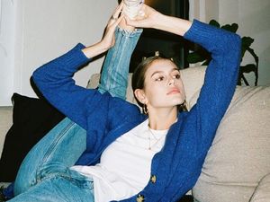 7 Artis Pose Angkat Kaki ke Atas yang Jadi Tren di Instagram