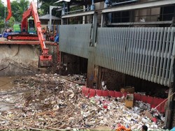 Petugas Angkut Sampah yang Menumpuk di Pintu Air Manggarai