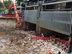 Petugas Angkut Sampah yang Menumpuk di Pintu Air Manggarai Petugas Angkut Sampah yang Menumpuk di Pintu Air Manggarai
