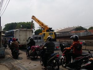 Macet dan Polusi Debu di Proyek Tol Layang Dalam Kota DKI