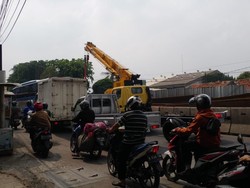 Macet dan Polusi Debu di Proyek Tol Layang Dalam Kota DKI