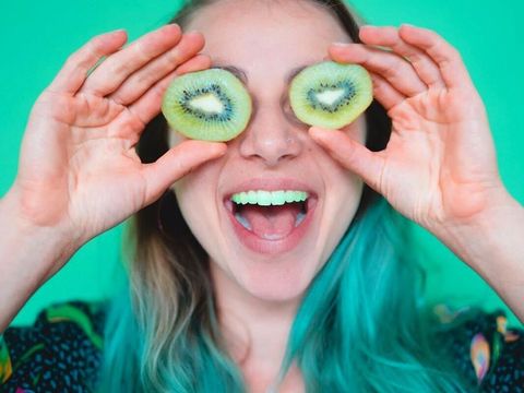 Gigi Warna Pelangi Jadi Tren Kecantikan Paling Gila di 2018