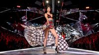 Gaya Seksi Model Pakai Lingerie Sarung di Fashion Show Victorias Secret