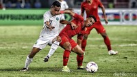 Alfath Faathier berusaha menghentikan serangan Timor Leste. Dalam pertandingan ini, Alfath Faathier berhasil mencetak gol pertama untuk Indonesia di menit ke-60.
