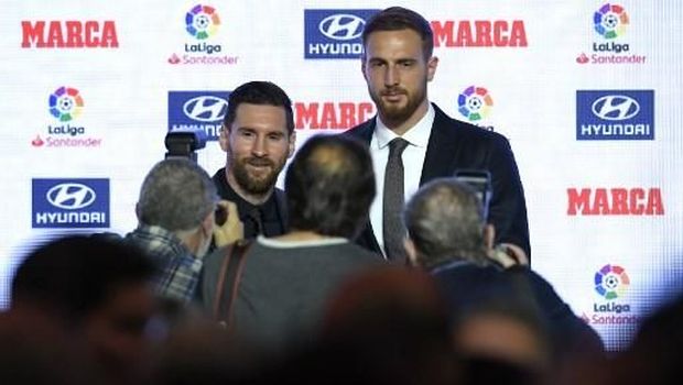 Barcelona's Argentinian forward Lionel Messi (L) poses with Atletico Madrid's Slovenian goalkeeper Jan Oblak during the presentation of the Football Marca Awards in Barcelona on November 12, 2018. (Photo by LLUIS GENE / AFP)