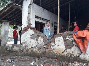 Satu Keluarga Miskin di Brebes Tinggal di Rumah Nyaris Roboh