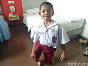 Merangkak 3 Km ke Sekolah, Semangat Adul Difabel Kalahkan Rasa Capek Merangkak 3 Km ke Sekolah, Semangat Adul Difabel Kalahkan Rasa Capek