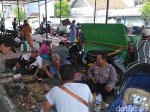Usai Ditertibkan, Sebagian PKL Gembong Mulai Tempati Stan Baru Usai Ditertibkan, Sebagian PKL Gembong Mulai Tempati Stan Baru