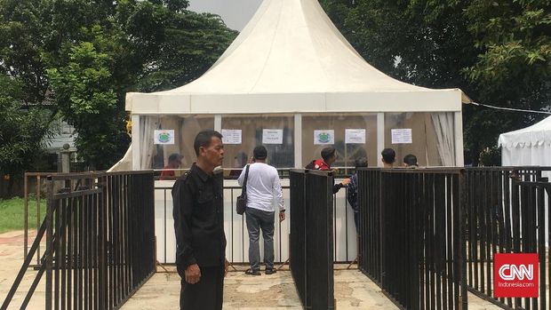 Loket penjualan tiket laga Timnas Indonesia vs Timor Leste di babak penyisihan Grup B Piala AFF 2018 di Lapangan Blok S, Jakarta Selatan.