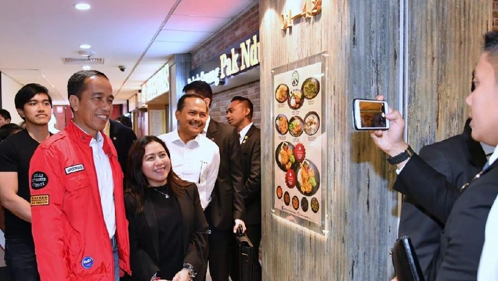Jokowi dan Kaesang Makan Nasi Bebek Bareng WNI di Singapura