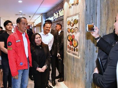 Jokowi dan Kaesang Makan Nasi Bebek Bareng WNI di Singapura
