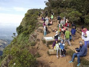 Jatuh dari Tebing Saat Selfie, Turis Jerman Meninggal di Sri Lanka