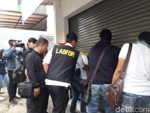 Tim Puslabfor Cek Rumah Korban Pembunuhan Keluarga di Bekasi Tim Puslabfor Cek Rumah Korban Pembunuhan Keluarga di Bekasi