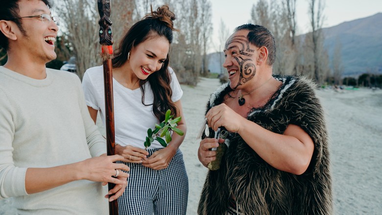 Dimas dan Nadine bersama suku Maori di Selandia Baru (dok Tourism New Zealand)