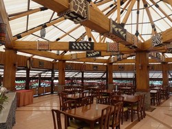 Seru, Bisa Kulineran di Restoran Berkonsep Afrika Sambil Lihat Satwa