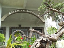 Melihat Rumah Tua Bertuliskan Bohemian Rhapsody yang Viral