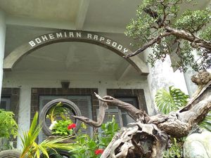Melihat Rumah Tua Bertuliskan Bohemian Rhapsody yang Viral Melihat Rumah Tua Bertuliskan Bohemian Rhapsody yang Viral