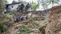 Hujan Deras Sebabkan Tanah Longsor di Kabupaten Sukabumi