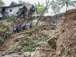 Hujan Deras Sebabkan Tanah Longsor di Kabupaten Sukabumi