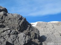 Es abadi yang terlihat dari Basecamp Danau-danau (Afif Farhan/detikTravel)