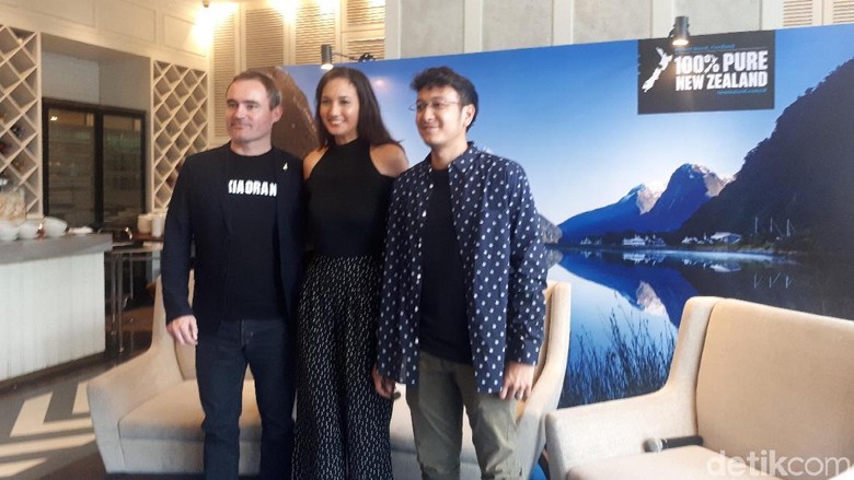 Regional Manager South & South East Asia Tourism New Zealand bersama pasangan selebriti Nadine dan Dimas (Shinta/detikTravel) Regional Manager South & South East Asia Tourism New Zealand bersama pasangan selebriti Nadine dan Dimas (Shinta/detikTravel)