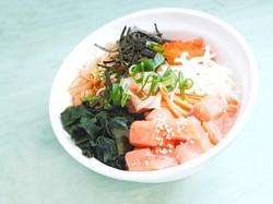 Yuk, Makan Poke Bowl Sambil Lihat Penguin di Restoran Ini!