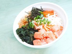 Yuk, Makan Poke Bowl Sambil Lihat Penguin di Restoran Ini! Yuk, Makan Poke Bowl Sambil Lihat Penguin di Restoran Ini!
