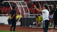 Bima Sakti tampak serius memantau jalannya pertandingan.