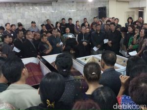 Isak Tangis Sambut Jenazah Korban Pembunuhan Bekasi di Gereja Isak Tangis Sambut Jenazah Korban Pembunuhan Bekasi di Gereja