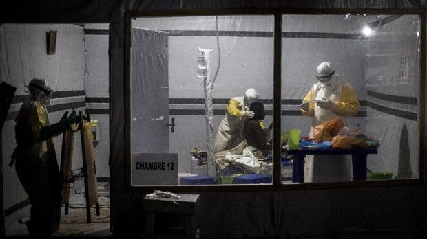 Health workers treat an unconfirmed Ebola patient, inside a MSF (Doctors Without Borders) supported Ebola Treatment Centre (ETC) on November 3, 2018 in Butembo, Democratic Republic of the Congo. - The death toll from an Ebola outbreak in eastern Democratic Republic of Congo has risen to more than 200, the health ministry said on November 10, 2018. (Photo by John WESSELS / AFP)