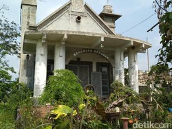 Gedung Bohemian Rapsody yang Berhantu &  Jadi Viral di Blitar