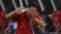 Salah satu andalan timnas Indonesia, Andik Vermansah membasuh mukanya dengan air mineral di sela-sela laga melawan Timor Leste.