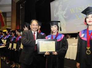 Di Depan Wisudawan STP Bali, Menpar: Semua Harus Beralih ke Digital