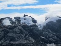 Es abadi di Puncak Jaya dan Puncak Sumantri yang terlihat dari jalur tali di Puncak carstensz (Afif Farhan/detikTravel)