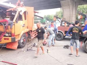 Truk Terguling di Koja Jakut, Lalin Tersendat